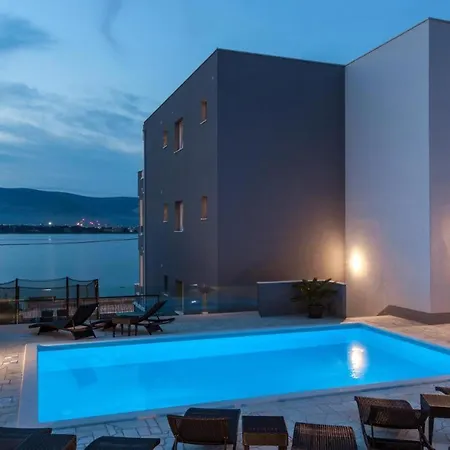 Luxury Aria, Traù
