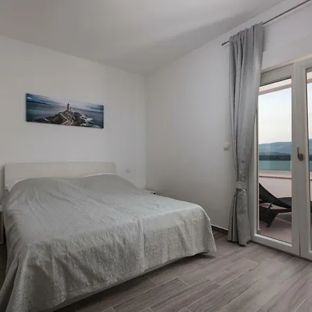 Luxury Aria, Traù