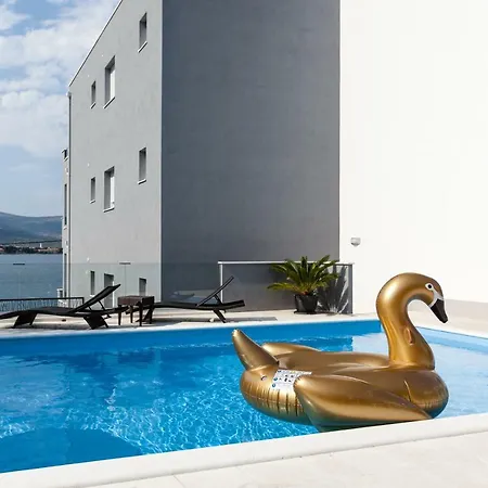 Luxury Aria, Traù