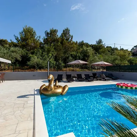 Luxury Aria, * Traù
