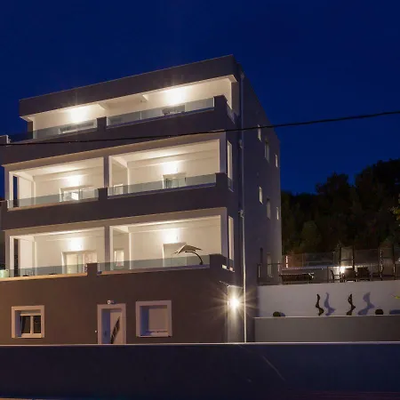 Luxury Aria, * Traù