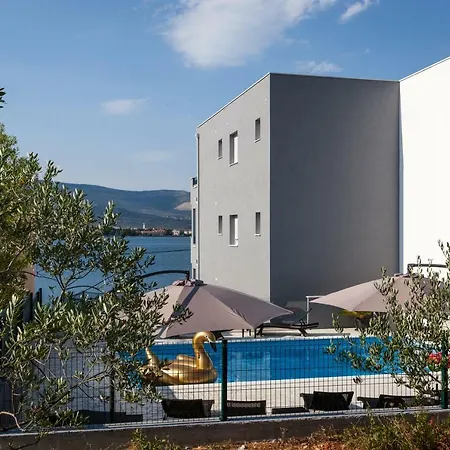 Luxury Aria, Traù